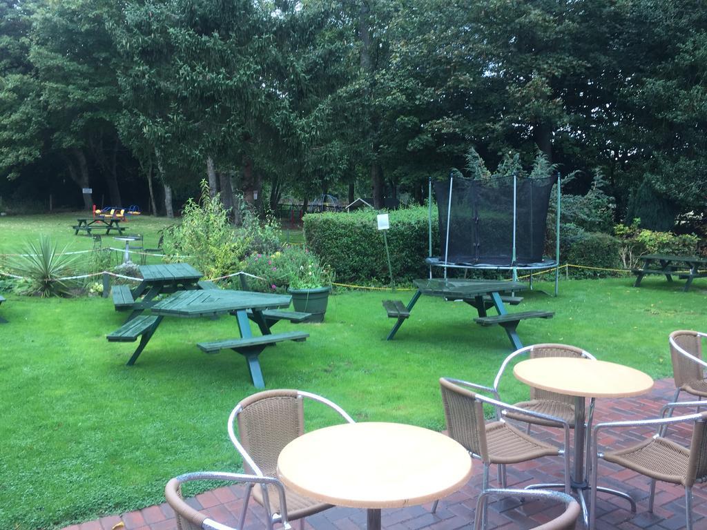 The Winchfield Inn Eksteriør billede