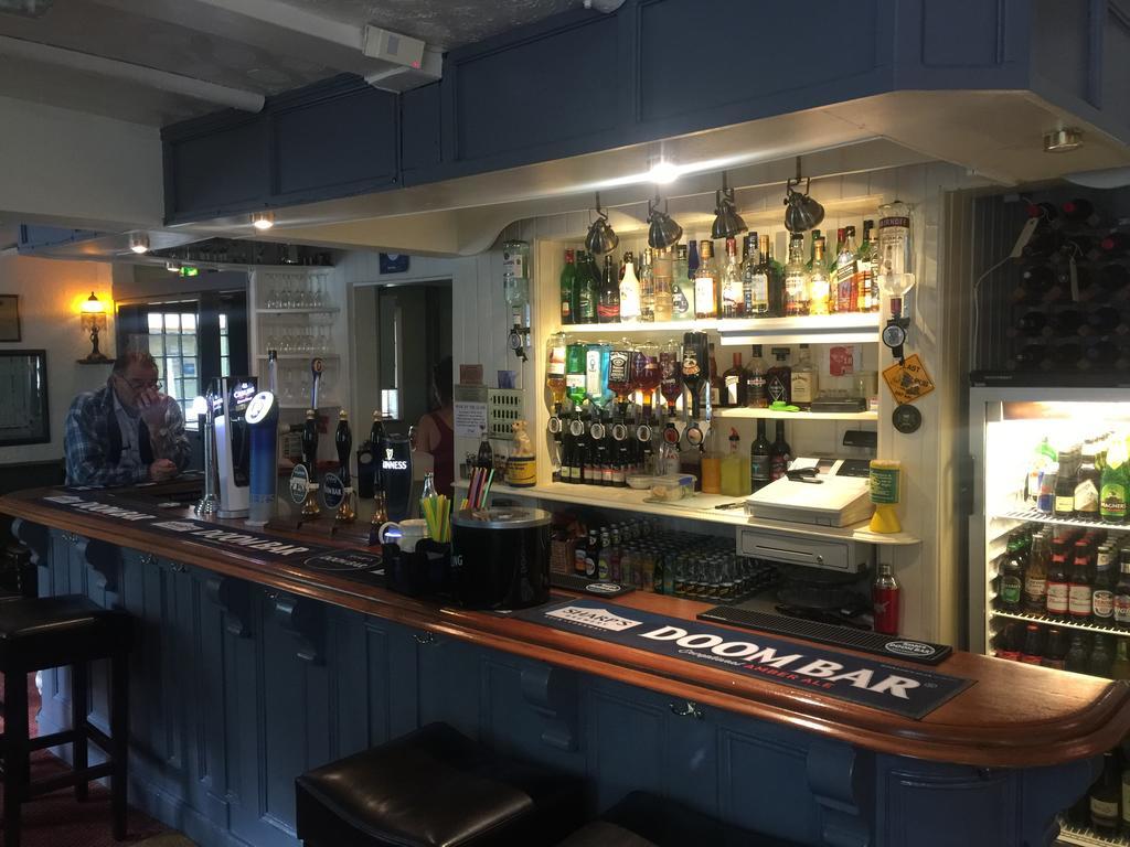 The Winchfield Inn Eksteriør billede